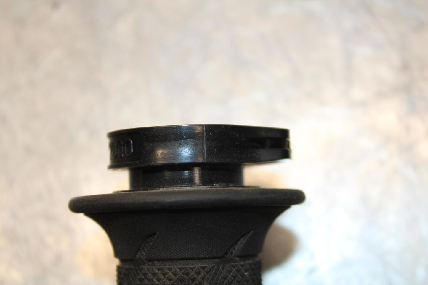 20 SUZUKI GSXR 1000 RIGHT THROTTLE GRIP BB597