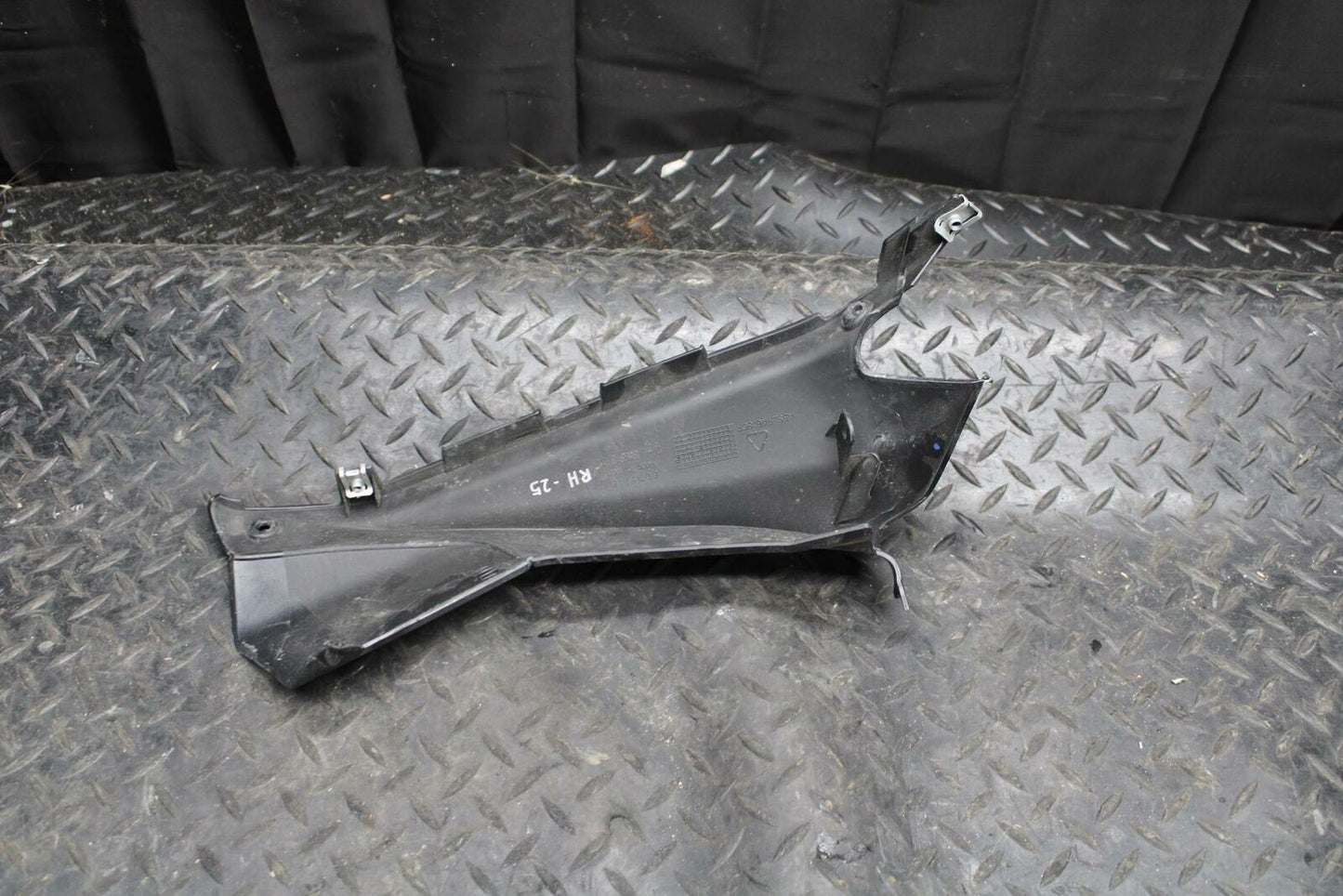 10-11 APRILIA RSV4 R RIGHT FRONT DUCT COVER PANEL COWL BB202