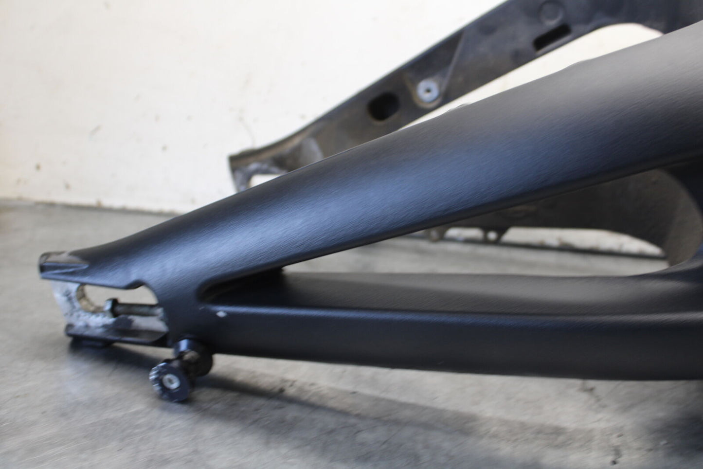 07-08 TRIUMPH DAYTONA 675 REAR SWINGARM BACK SUSPENSION SWING ARM T2051694 BB685