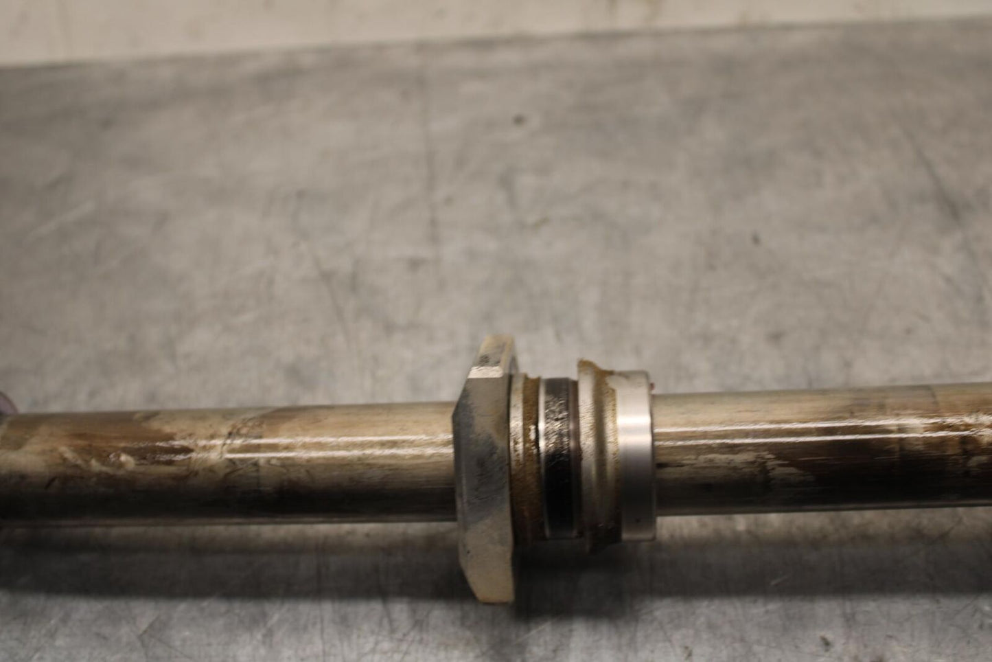 20 SUZUKI GSXR 1000 REAR AXLE BACK WHEEL RIM PIVOT BOLT AXEL BB597