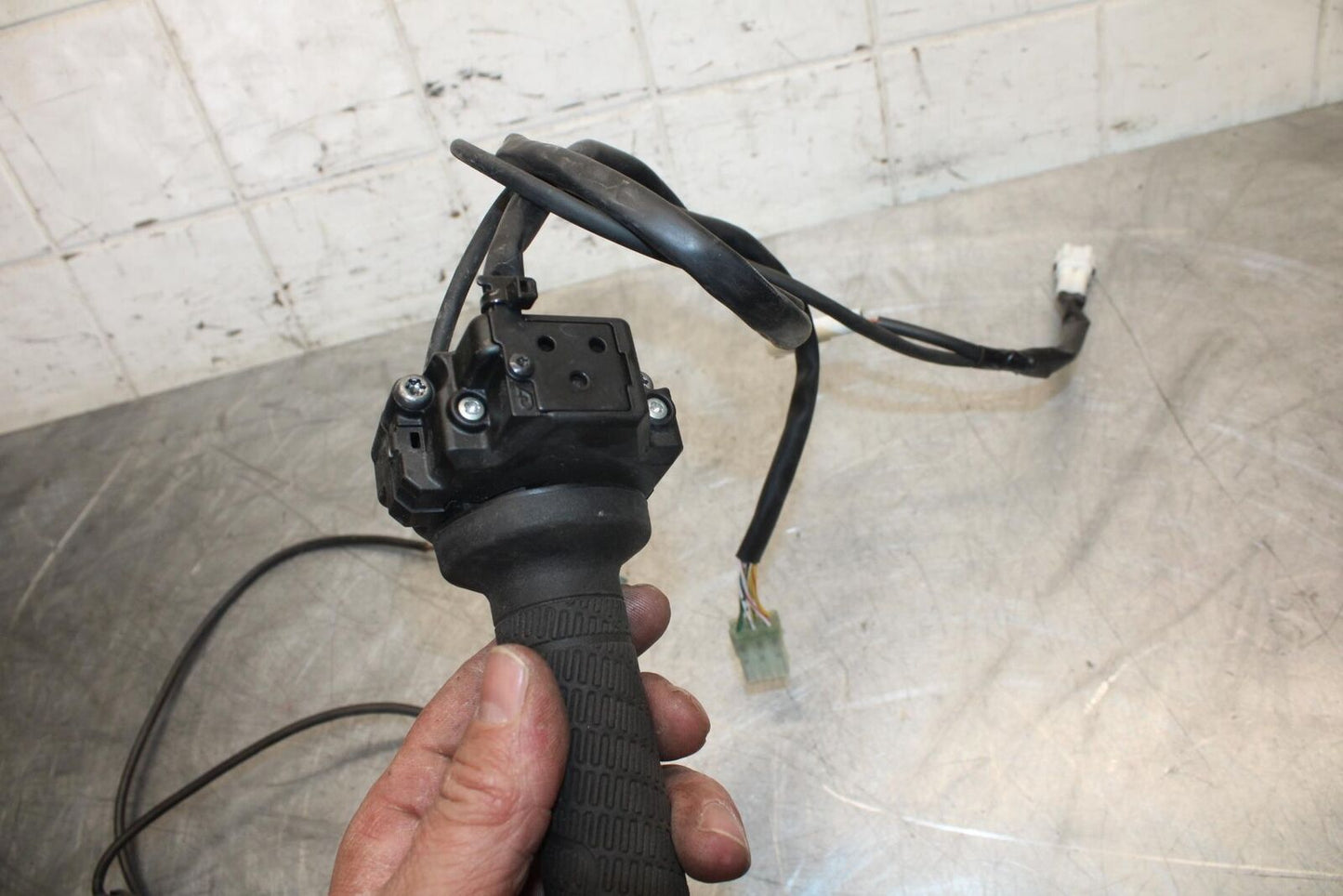 22 KTM 890 ADVENTURE LEFT RIGHT THROTTLE GRIP HOUSING BB514