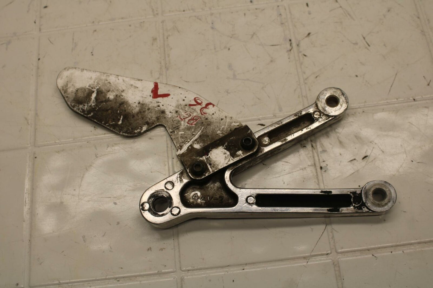 98-99 YAMAHA YZF R1 LEFT REARSET REAR SET DRIVER FOOT PEG BRACKET MOUNT BB16