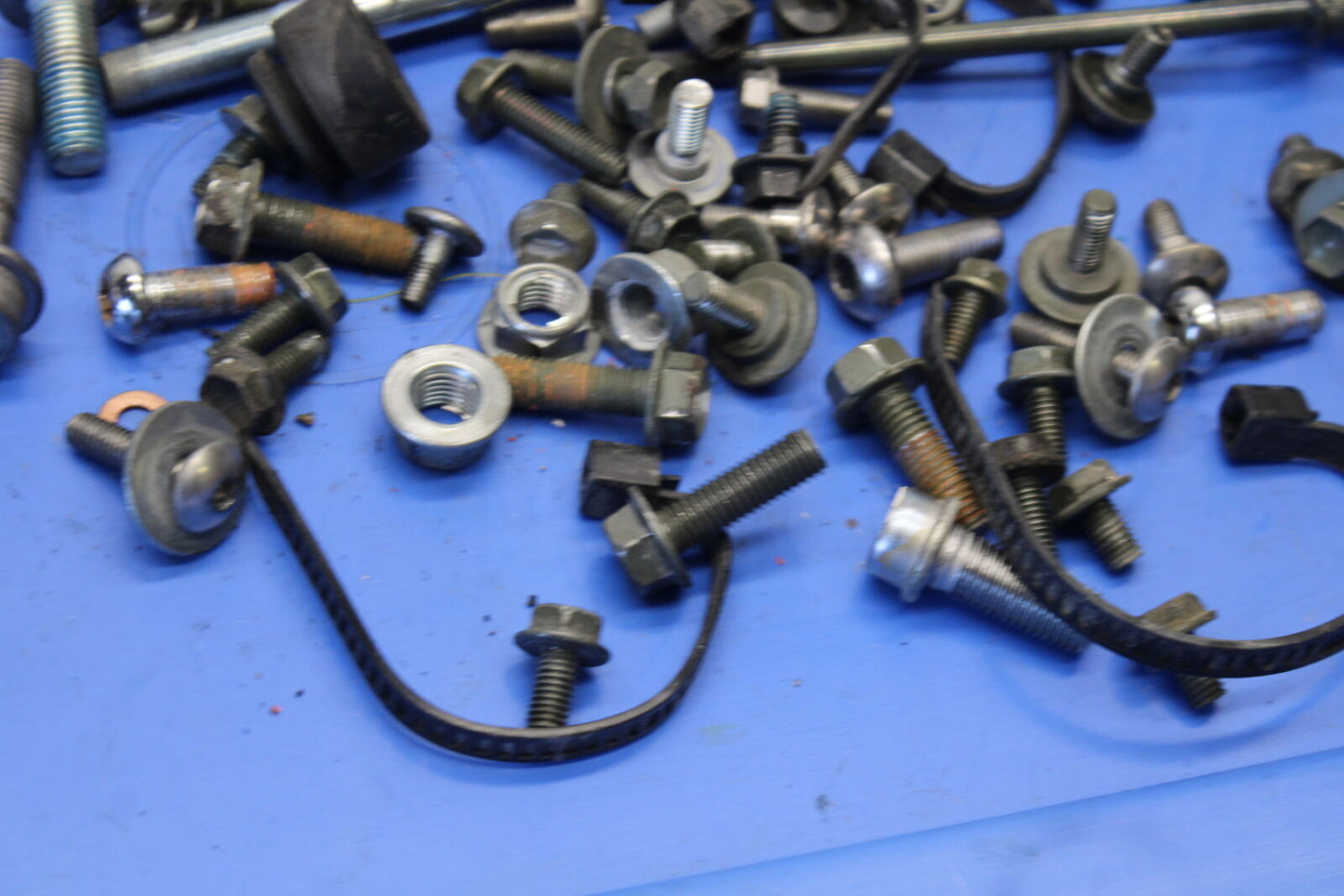 04 SUZUKI GSXR600 LEFTOVER MOUNTING BOLTS HARDWARE MOTOR SCREWS BB676