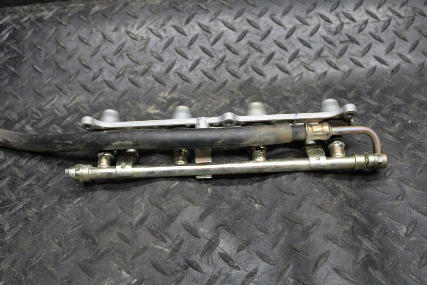 03-04 HONDA CBR600RR SECONDARY FUEL HOSE INJECTORS TOP AIRBOX GAS RAIL BB200