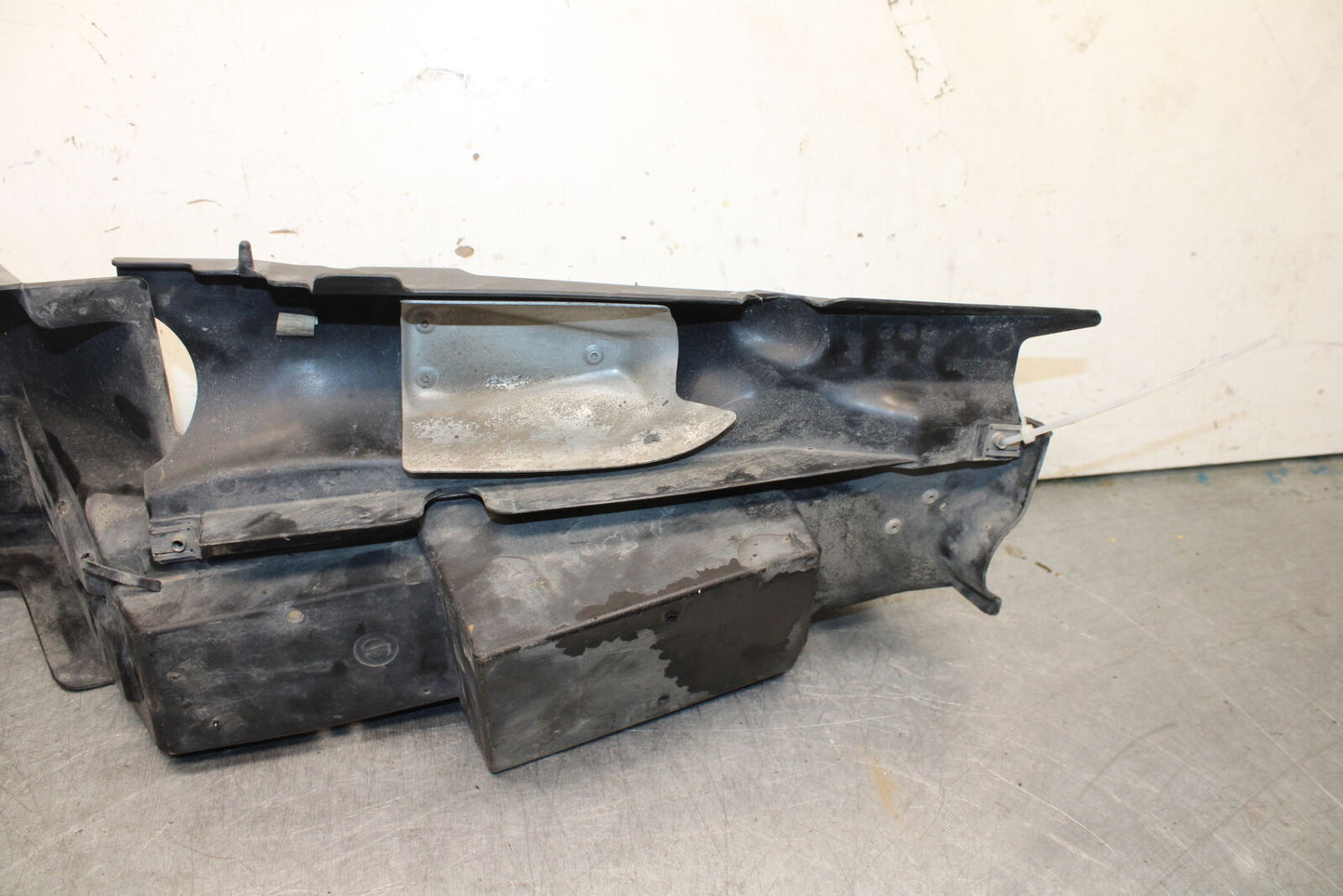 09-11 TRIUMPH DAYTONA 675 REAR BACK TAIL UNDERTAIL BATTERY TRAY PLASTIC BB652