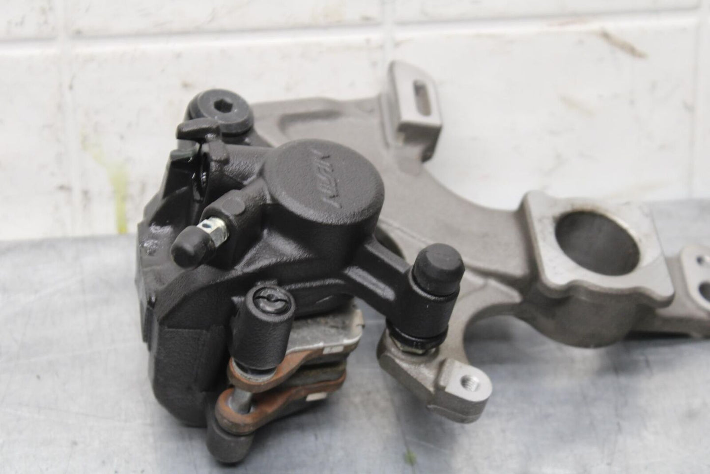 20 SUZUKI GSXR 1000 REAR BACK BRAKE CALIPER W MOUNT BRACKET BB597