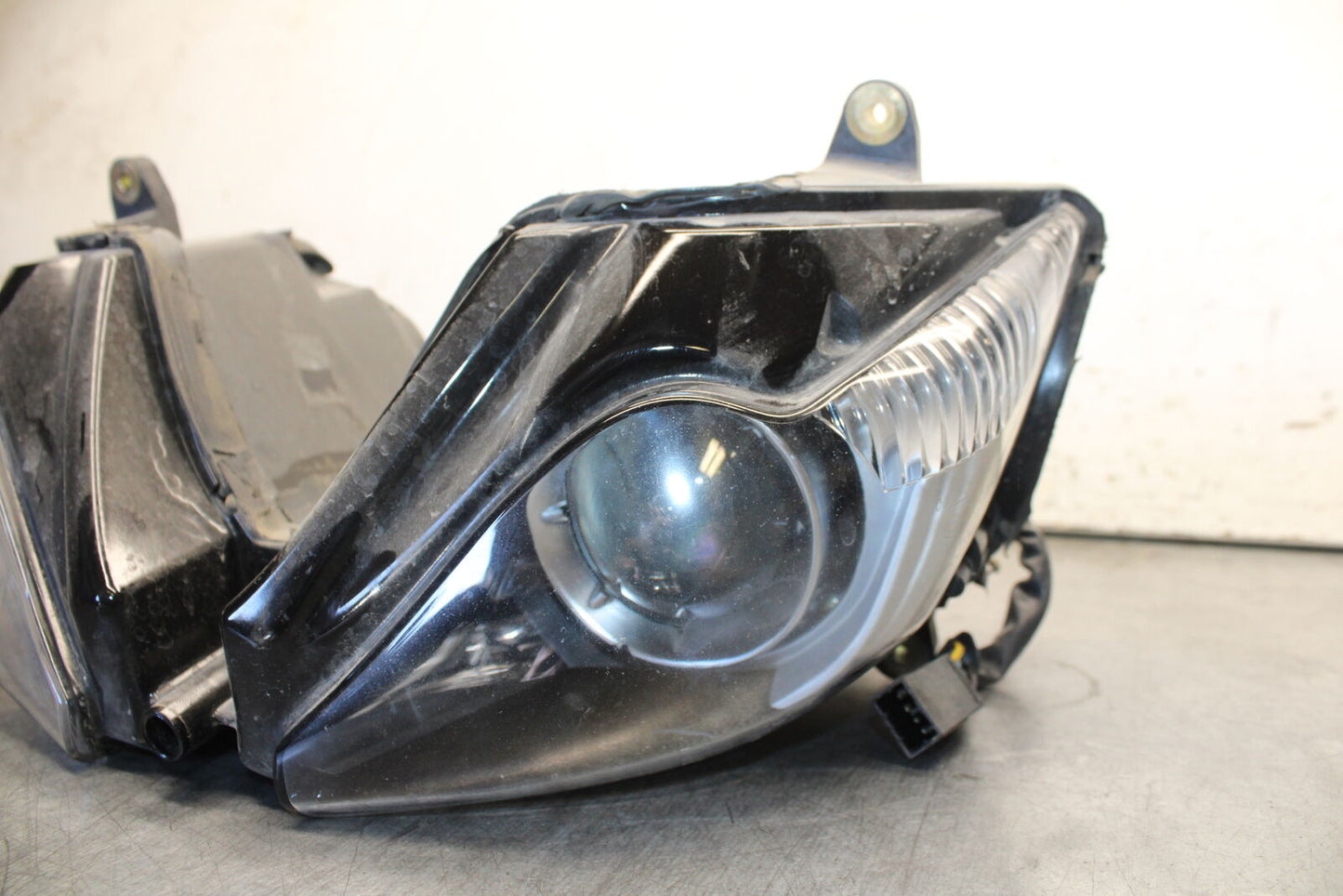 07-08 TRIUMPH DAYTONA 675 FRONT HEADLIGHT HEAD LIGHT LAMP BB685