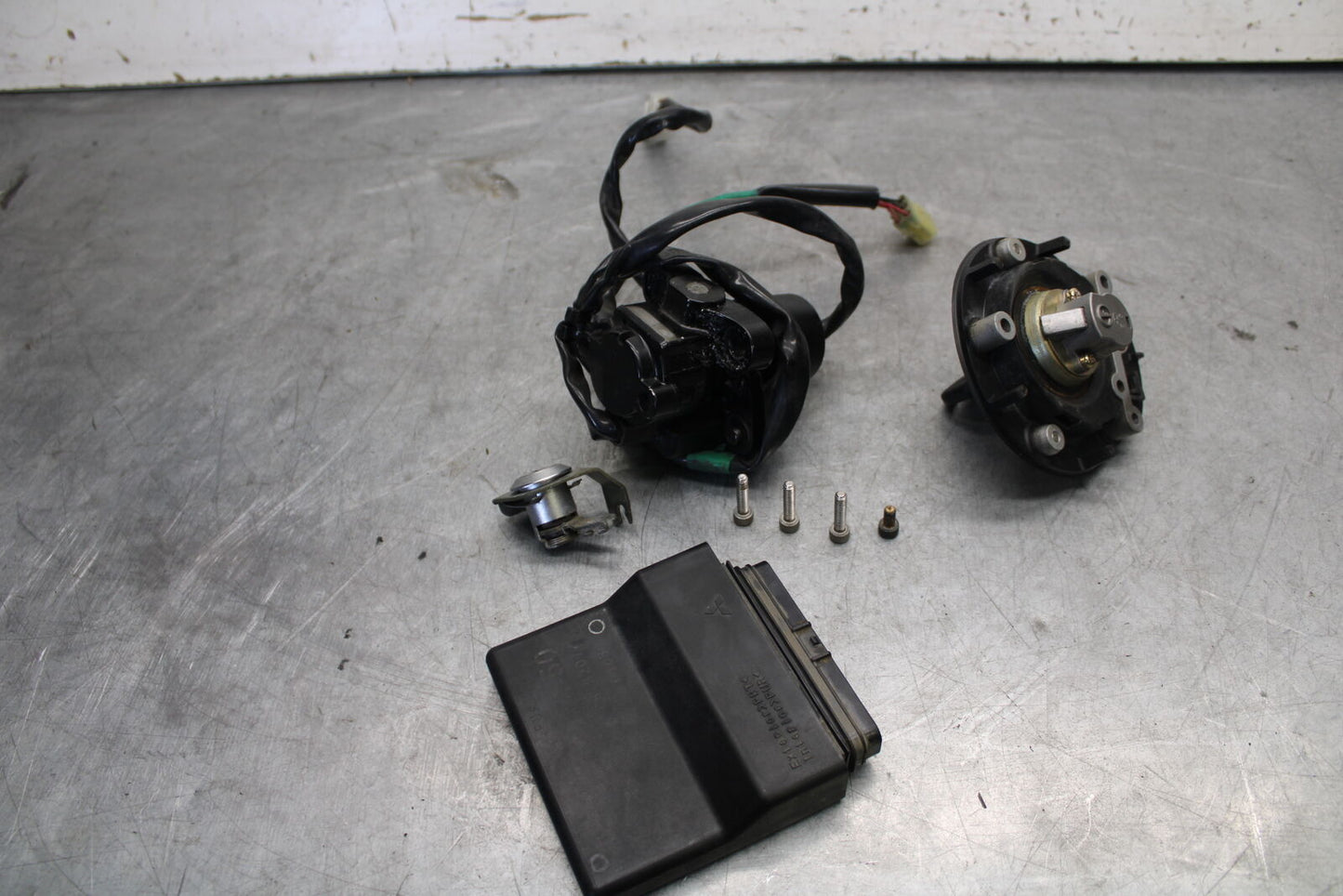 04-06 YAMAHA YZF R1 ECU IGNITION LOCK KEY SET W/ GAS CAP AND SEAT LOCK BB659