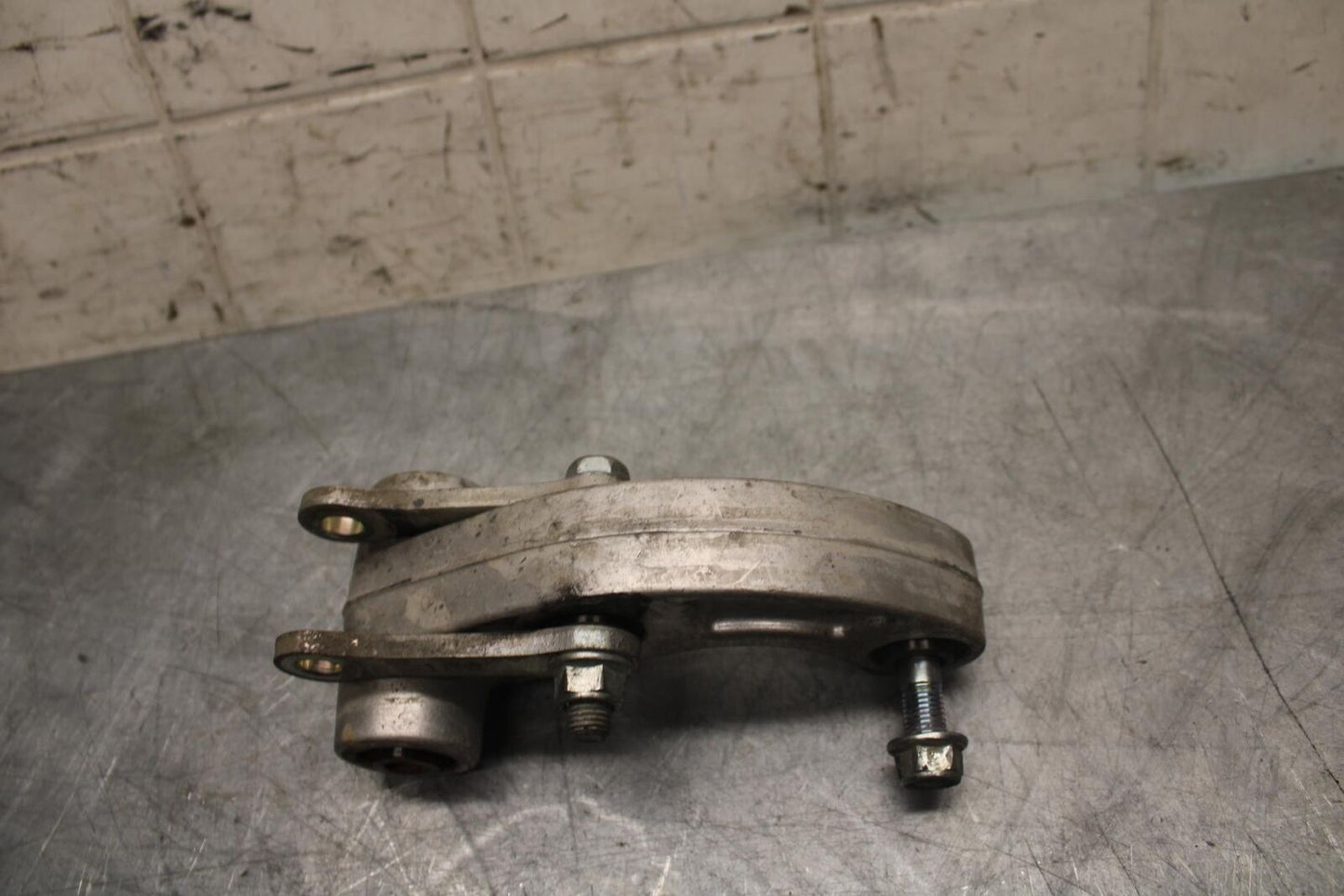 2016 Yamaha XSR900 ABS REAR DOGBONE SHOCK LINKAGE LINK 1RC-2217A-00-00 BB516