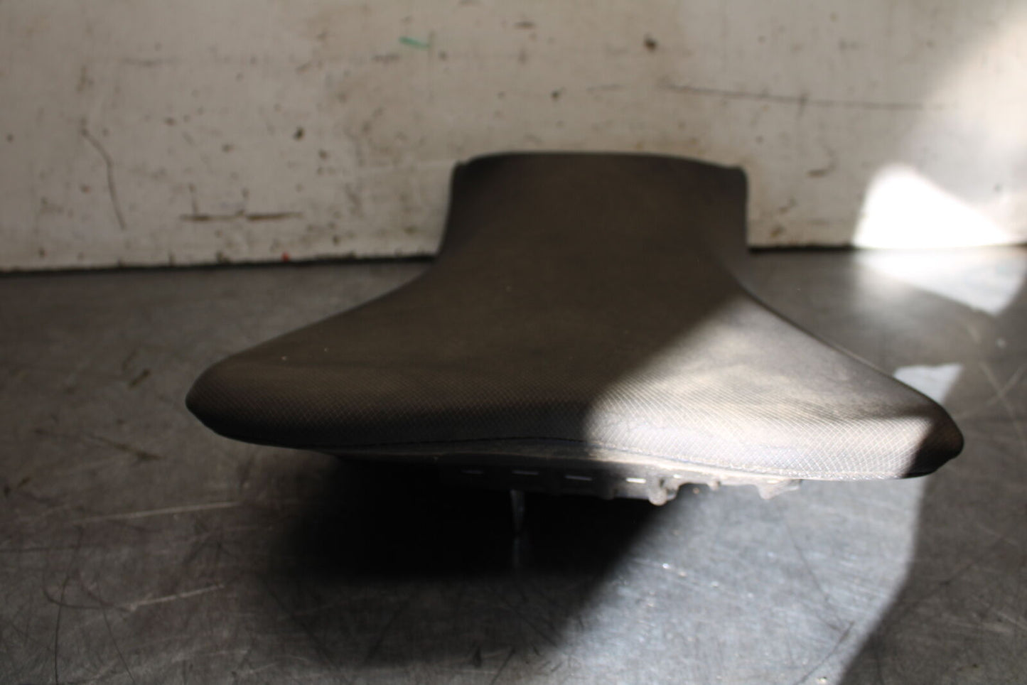 19-22 KAWASAKI Z400 FRONT DRIVERS SEAT PAD SADDLE PILLION BB708