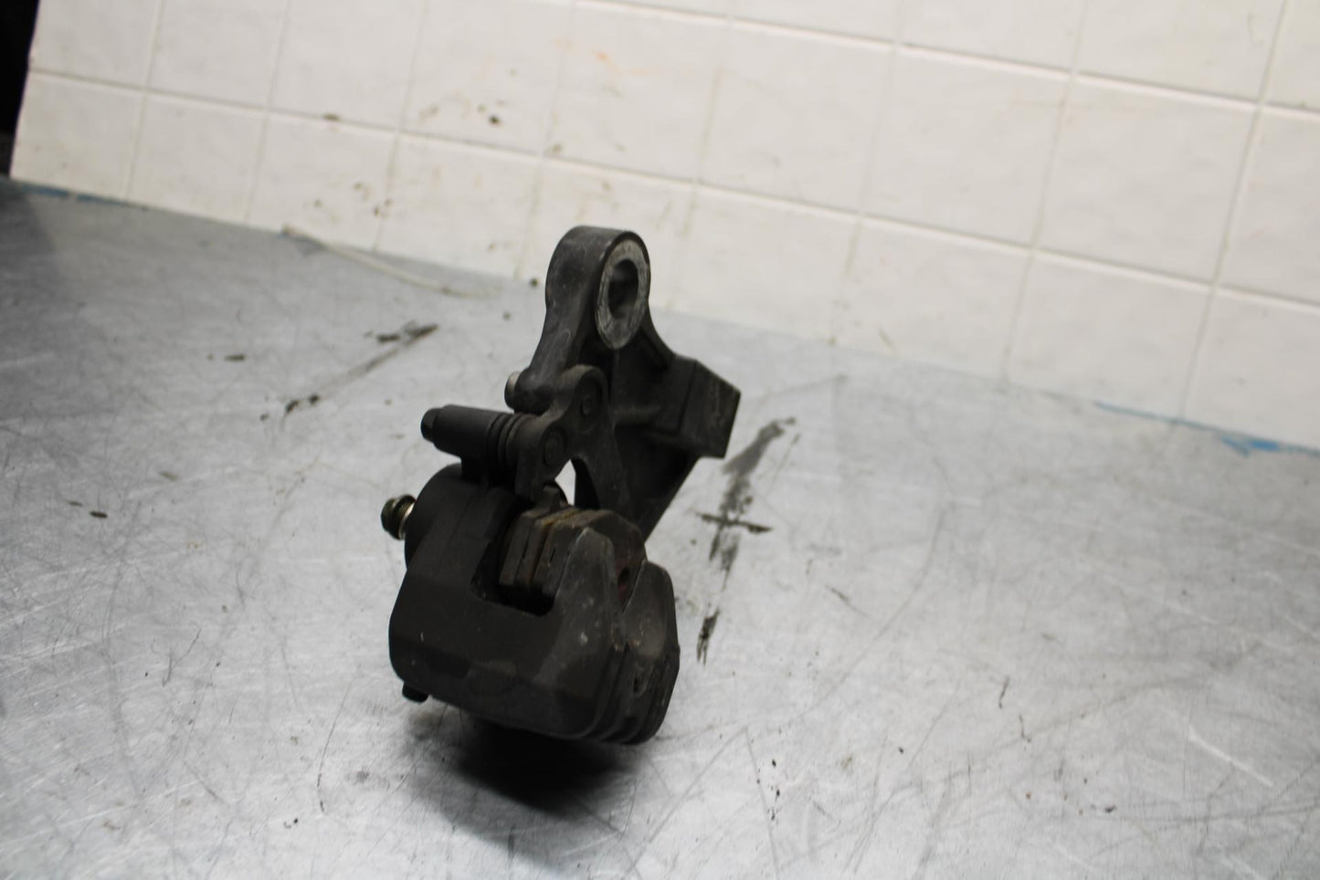 06-07 KAWASAKI NINJA 650R EX650A REAR BACK BRAKE CALIPER W MOUNT BRACKET BB446