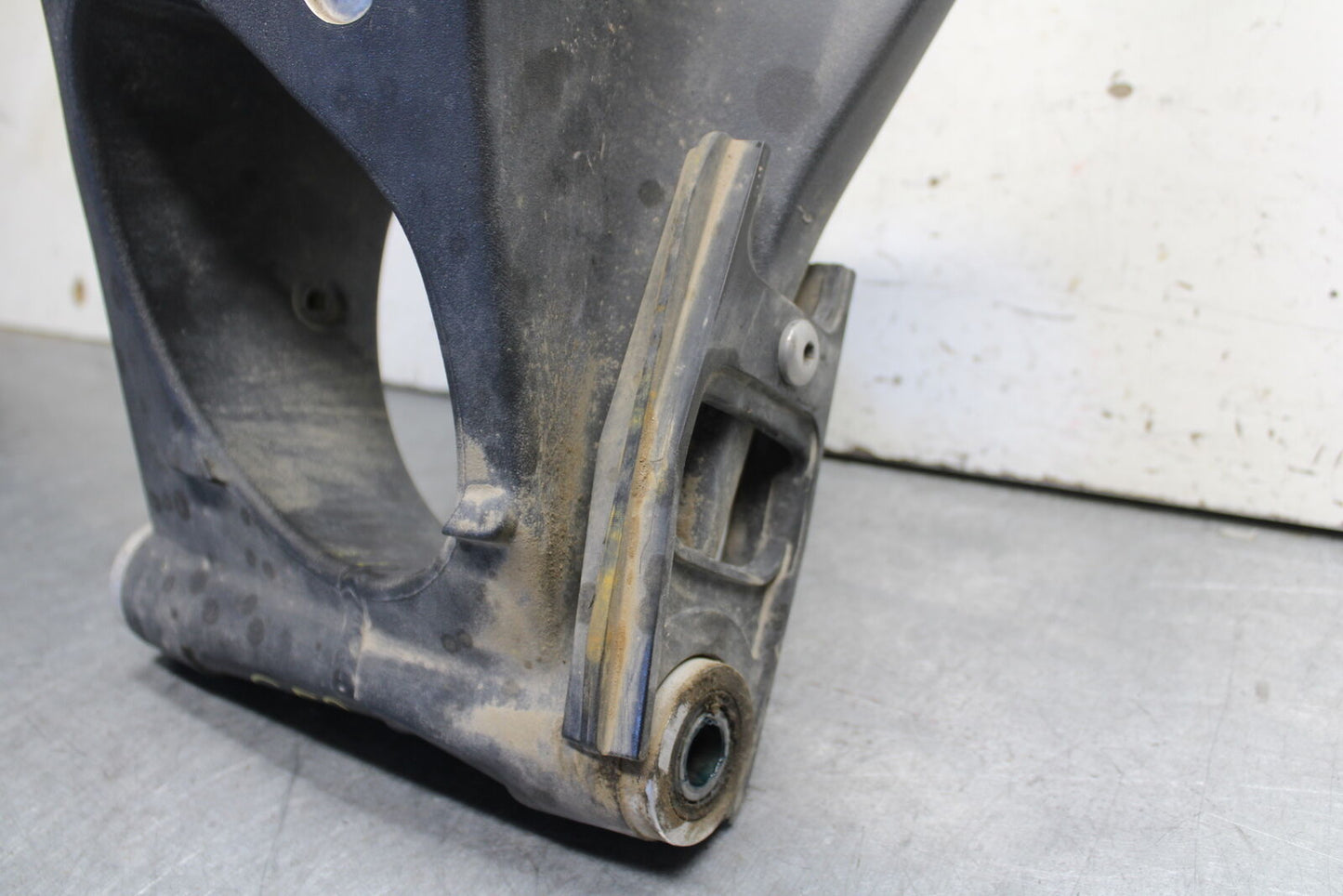 09-11 TRIUMPH DAYTONA 675 REAR SWINGARM BACK SUSPENSION SWING ARM BB652