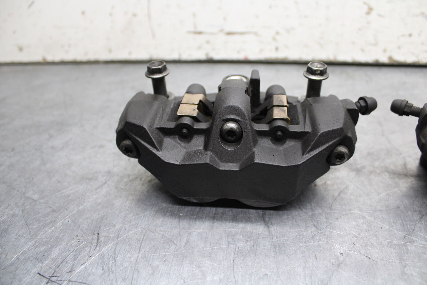 06-07 SUZUKI GSXR 600 RIGHT LEFT FRONT BRAKE CALIPER SET PAIR CALIPERS BB737
