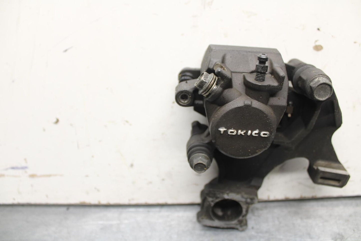 08-10 SUZUKI GSXR 600 750 REAR BACK BRAKE CALIPER W MOUNT BRACKET BB101