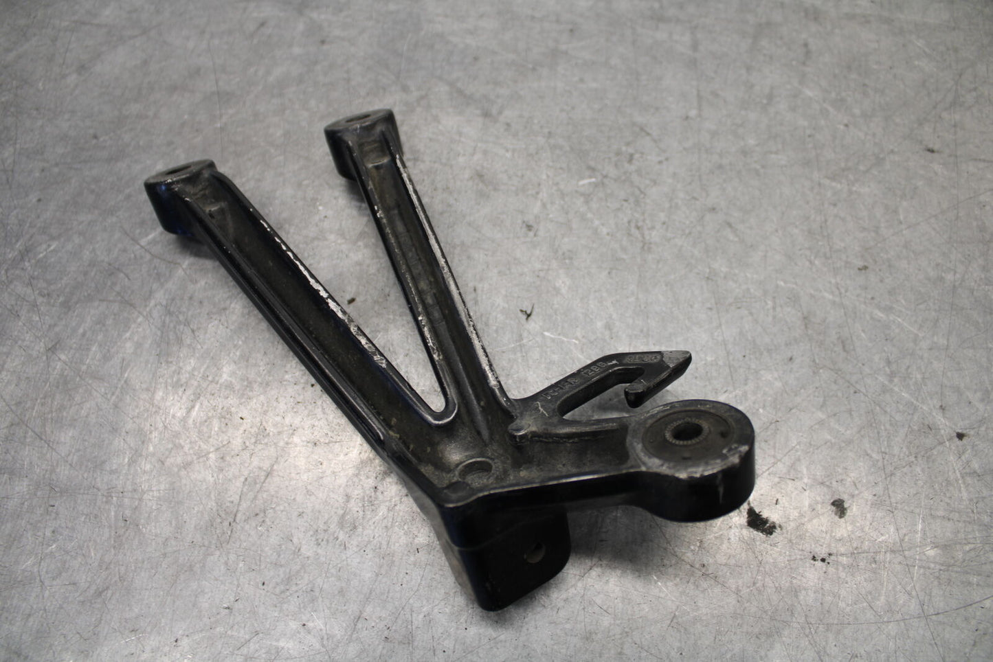 04-05 SUZUKI GSXR600 RIGHT REAR BACK PASSENGER PEG BB658