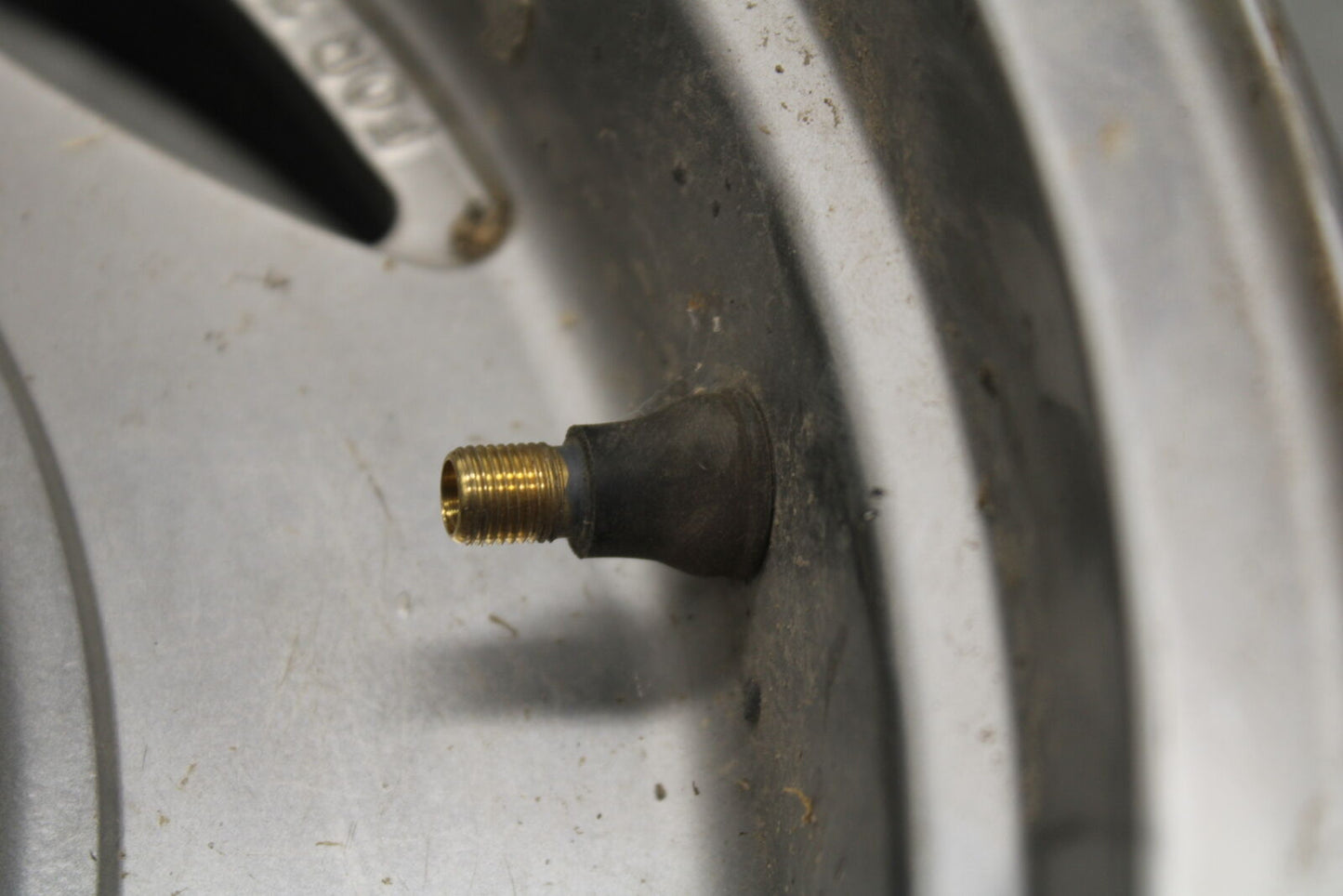 05-09 SUZUKI BOULEVARD C90 REAR WHEEL BACK RIM BB692