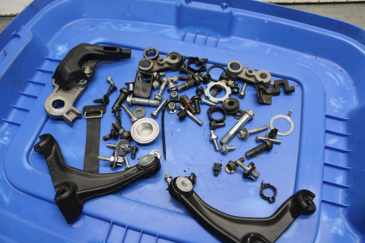 16-21 YAMAHA XSR900 MOUNTING BOLTS HARDWARE MOTOR SCREWS BB664