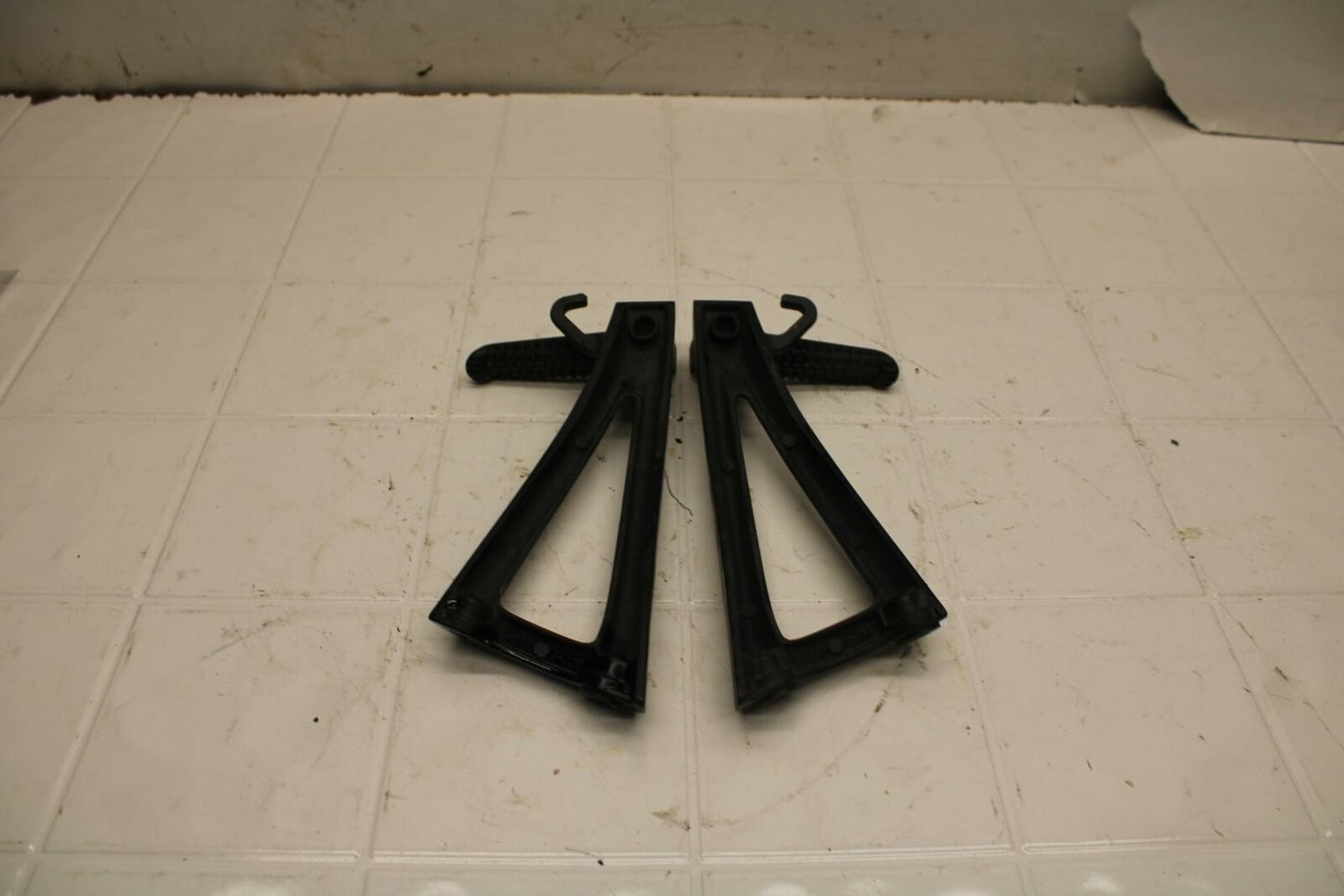08-16 YAMAHA YZF R6 REAR BACK PASSENGER PEG SET PAIR BB406