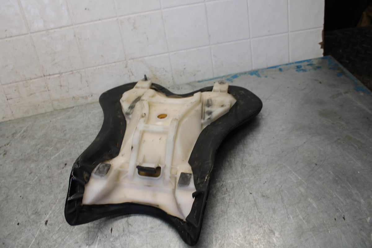 04-06 YAMAHA YZF R1 FRONT DRIVERS SEAT PAD SADDLE PILLION 5VY-24710-00-00 BB432