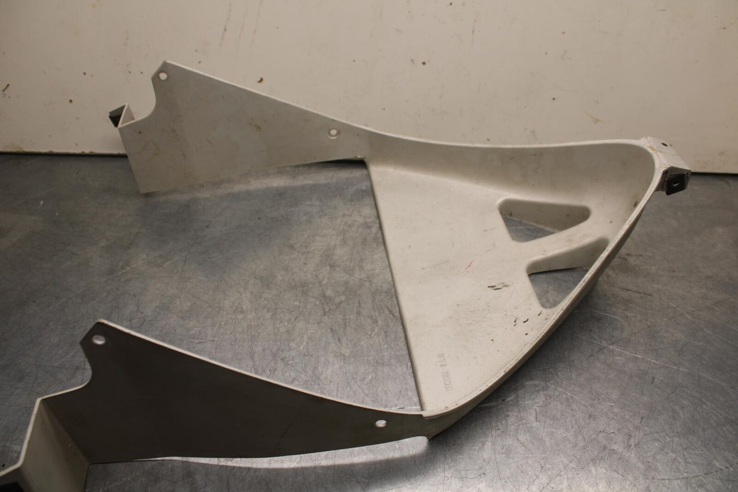 1992 Yamaha FZR1000 FRONT LOWER INNER EXHAUST V FAIRING COWL GUARD BB339