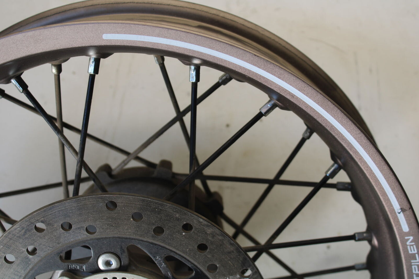 21 HUSQVARNA VITPILEN 401 REAR WHEEL BACK RIM BB467