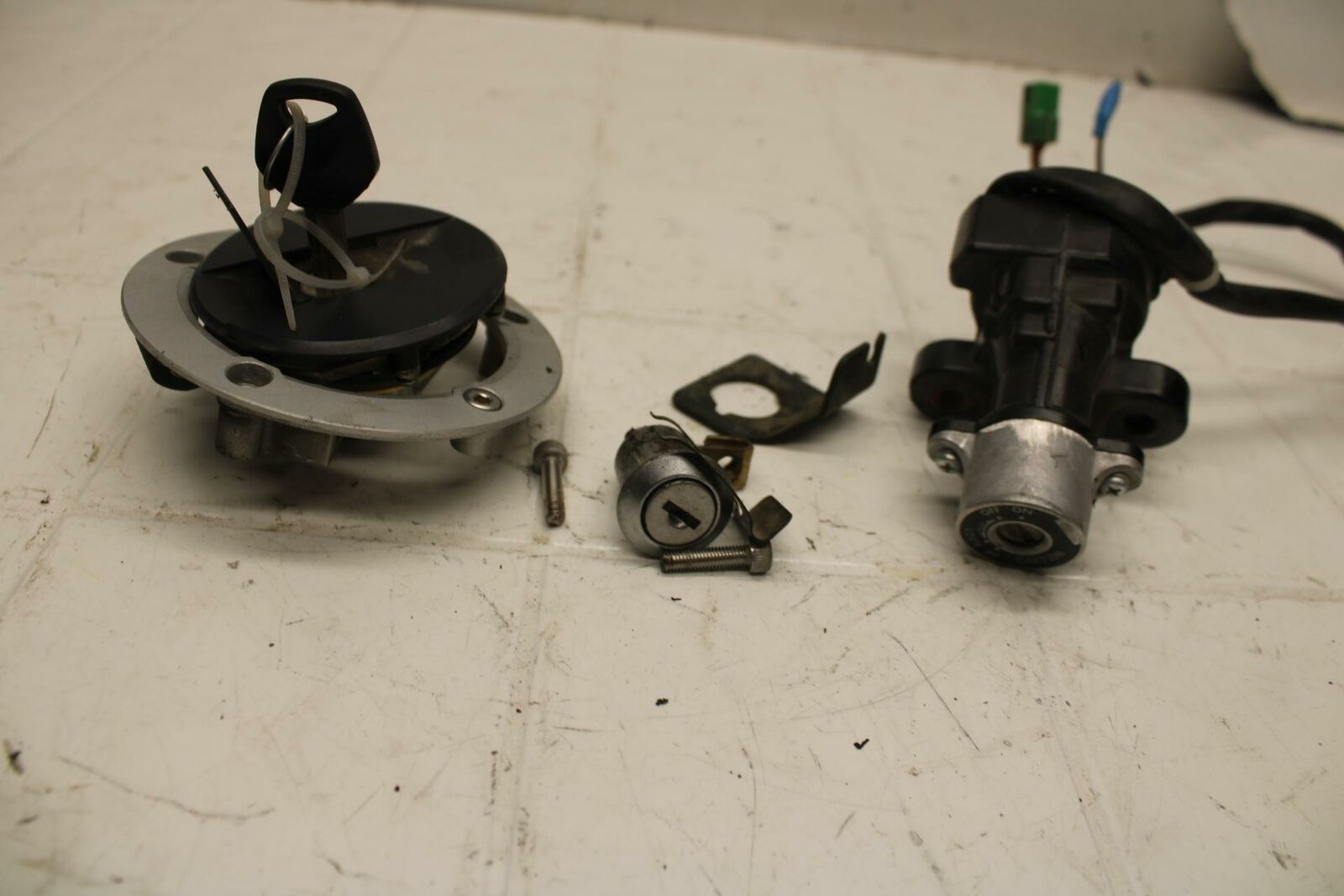 03-05 SUZUKI SV1000 IGNITION LOCK KEY SET W/ GAS CAP AND SEAT LOCK BB405