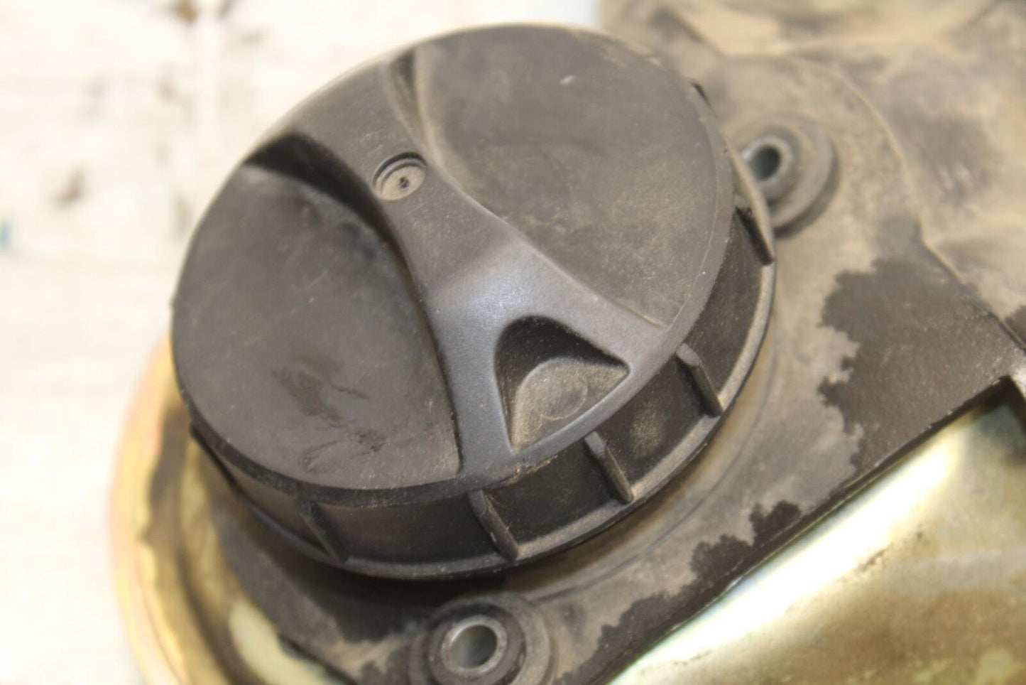 2004 Suzuki Intruder 1500 VL1500 FUEL TANK GAS CAP BB573