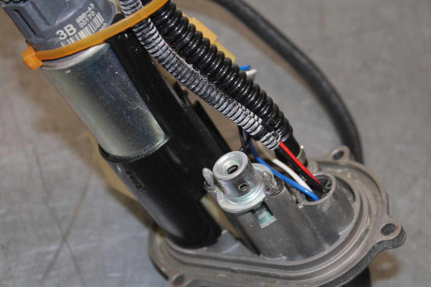 09-11 DUCATI STREETFIGHTER FUEL PUMP GAS PETROL SENDER UNIT BB705