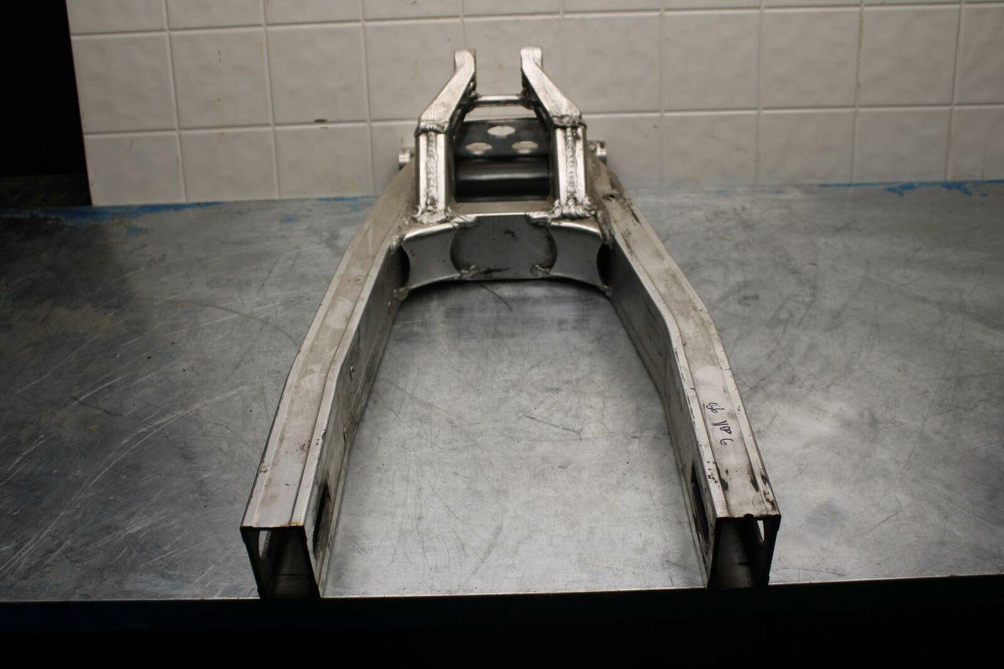 86 SUZUKI GSXR1100 G REAR SWINGARM BACK SUSPENSION SWING ARM BB413 B