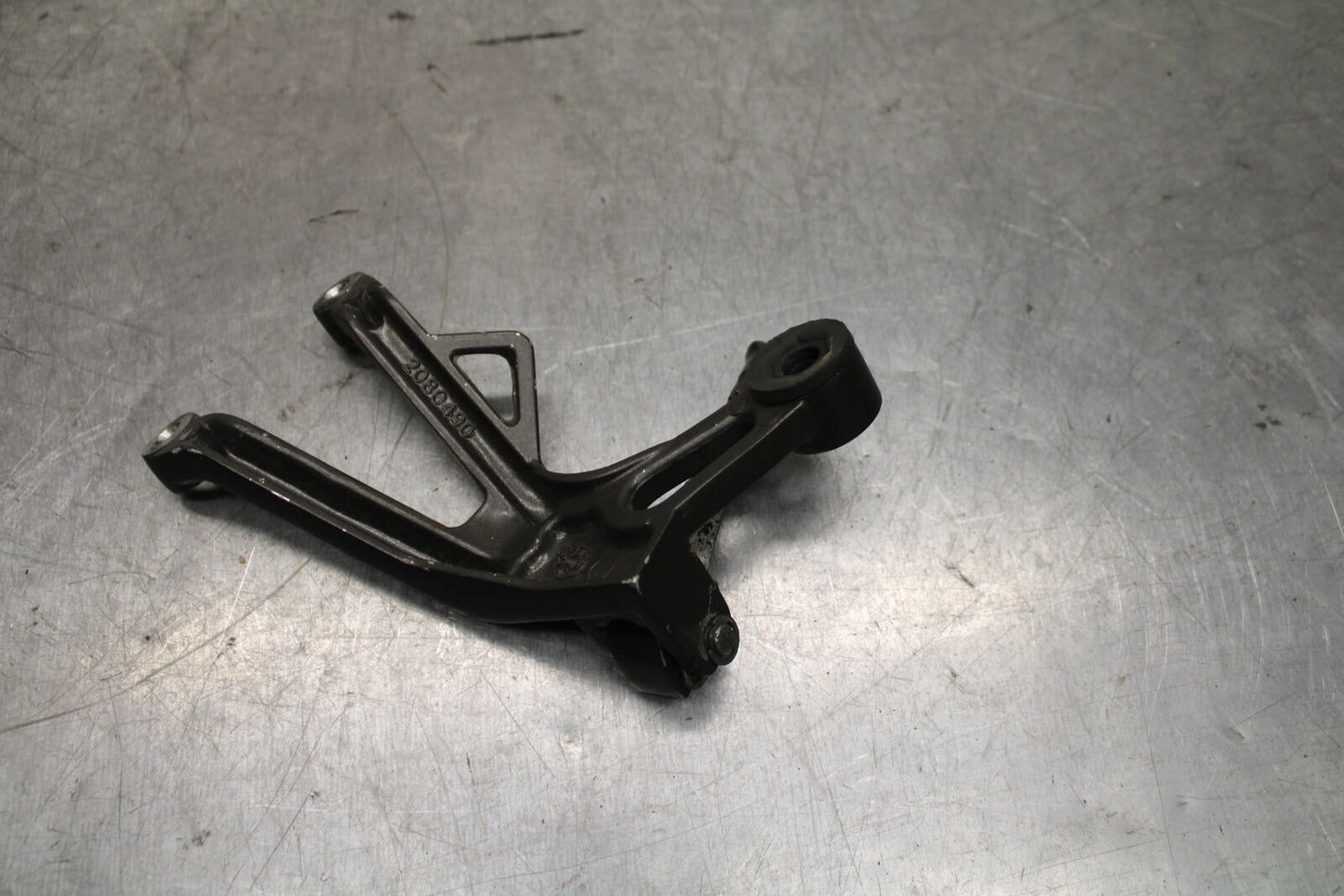 03-04 TRIUMPH DAYTONA 600 RIGHT REAR BACK PASSENGER PEG BB745