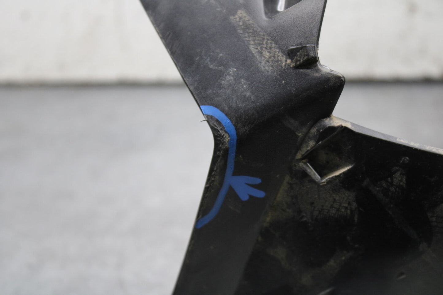 19-24 YAMAHA R3 FRONT CENTER COWL FAIRING BB736