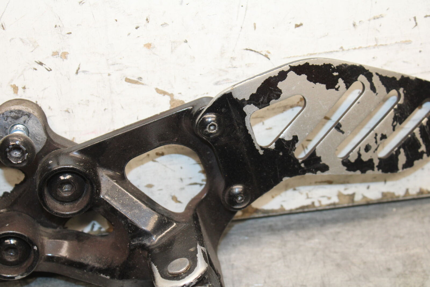 06-07 SUZUKI GSXR 600 LEFT REARSET REAR SET DRIVER FOOT PEG REST STOP BB737