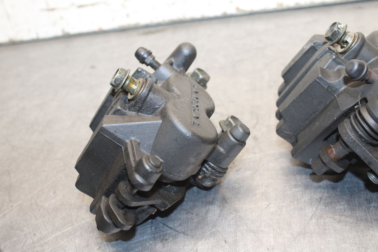 04-05 SUZUKI KATANA 750 GSX750F RIGHT LEFT FRONT BRAKE CALIPER PAIR BB110
