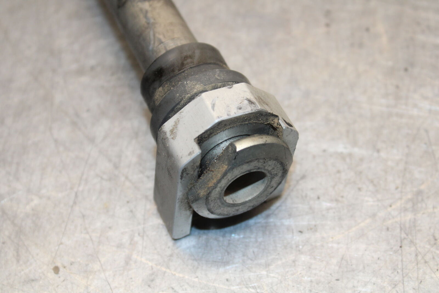 09-11 TRIUMPH DAYTONA 675 REAR AXLE BACK WHEEL RIM PIVOT BOLT AXEL BB652