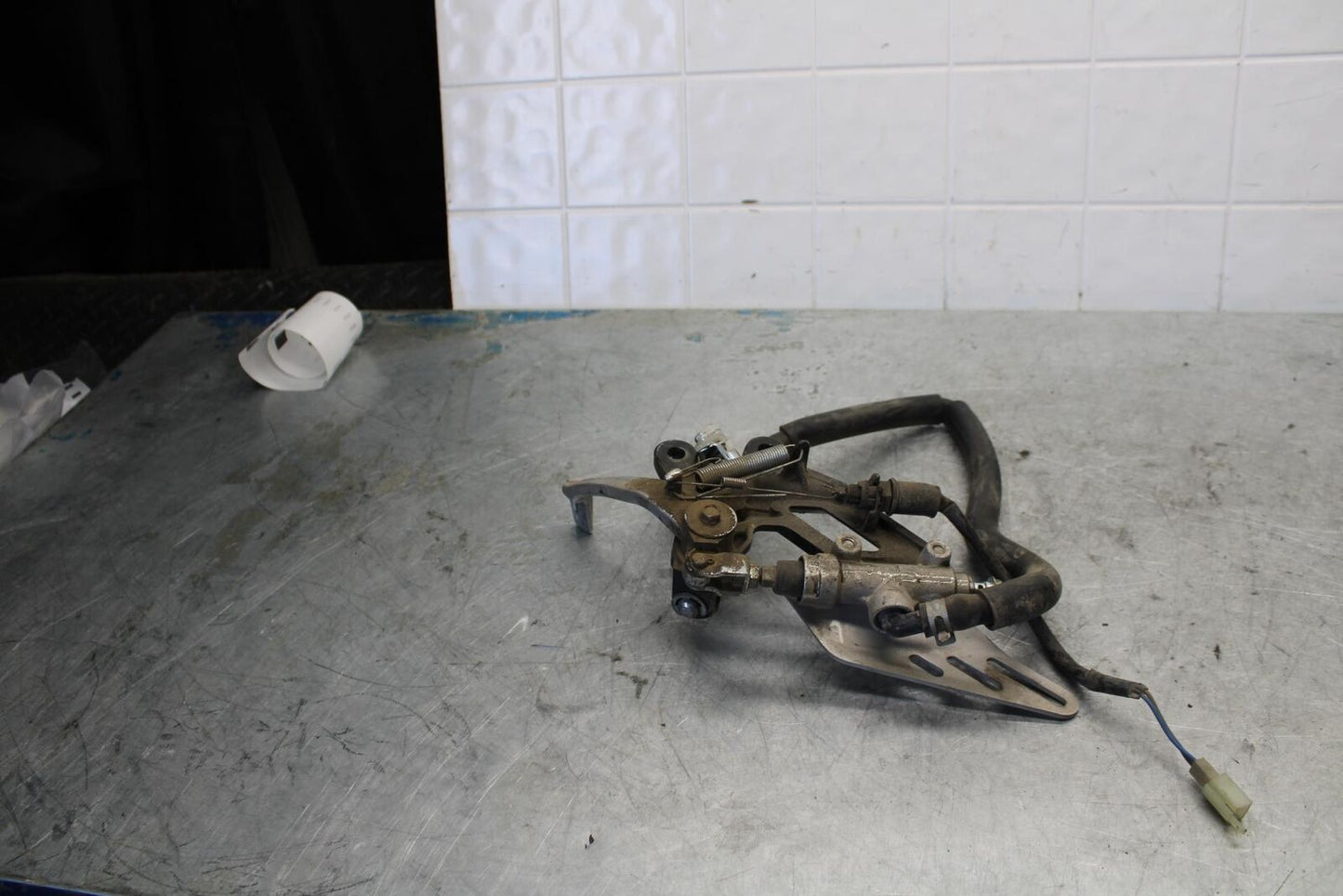 06-07 KAWASAKI NINJA ZX14R RIGHT REARSET R SET DRIVER FT PEG BRACKET MOUNT BB433