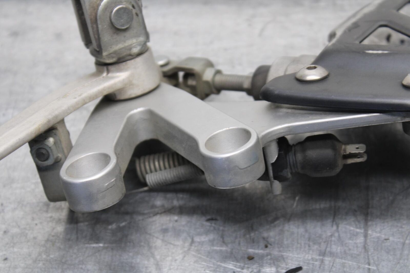 01-03 SUZUKI GSXR600 RIGHT REARSET REAR SET DRIVER FOOT PEG REST STOP BB633