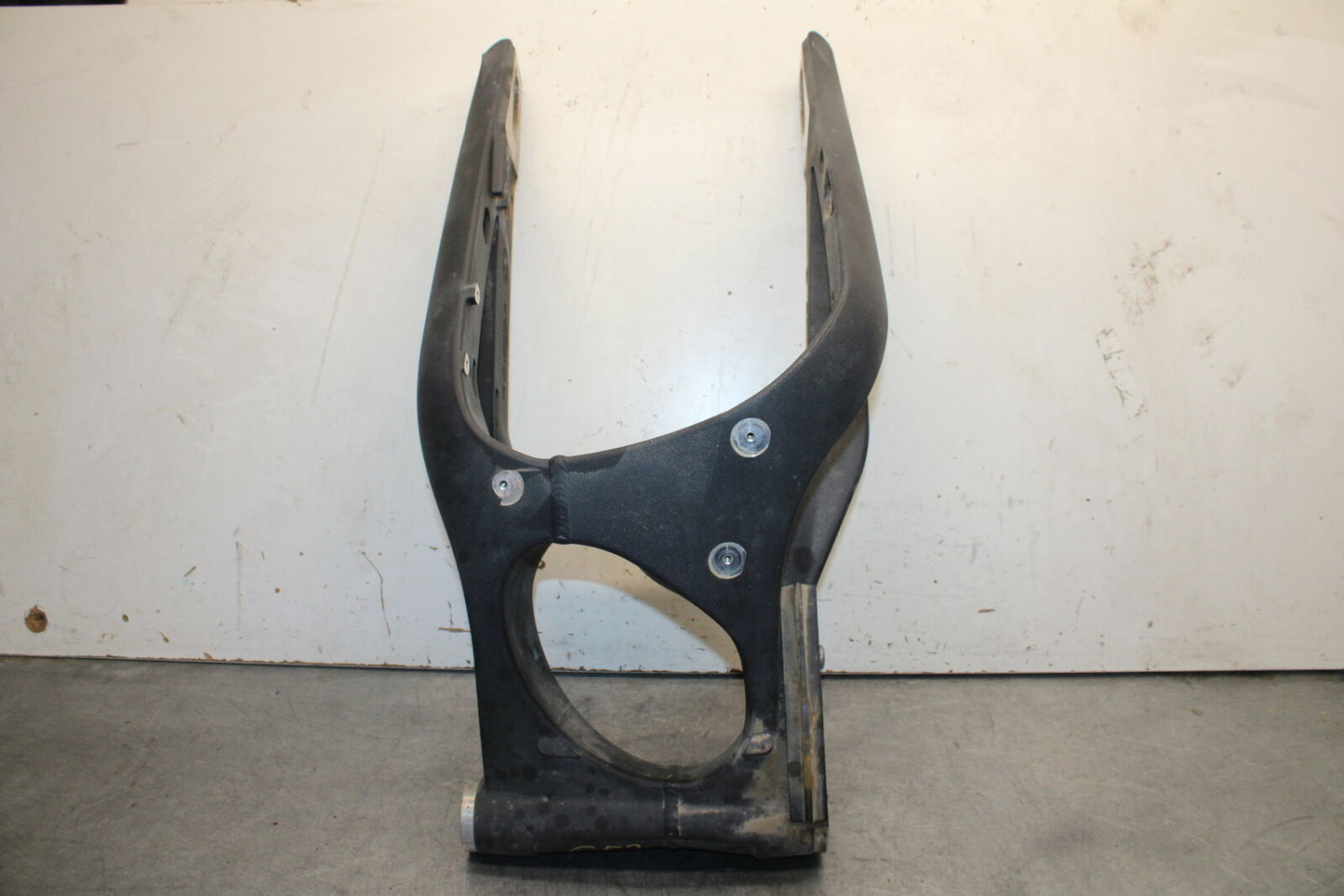 09-11 TRIUMPH DAYTONA 675 REAR SWINGARM BACK SUSPENSION SWING ARM BB652