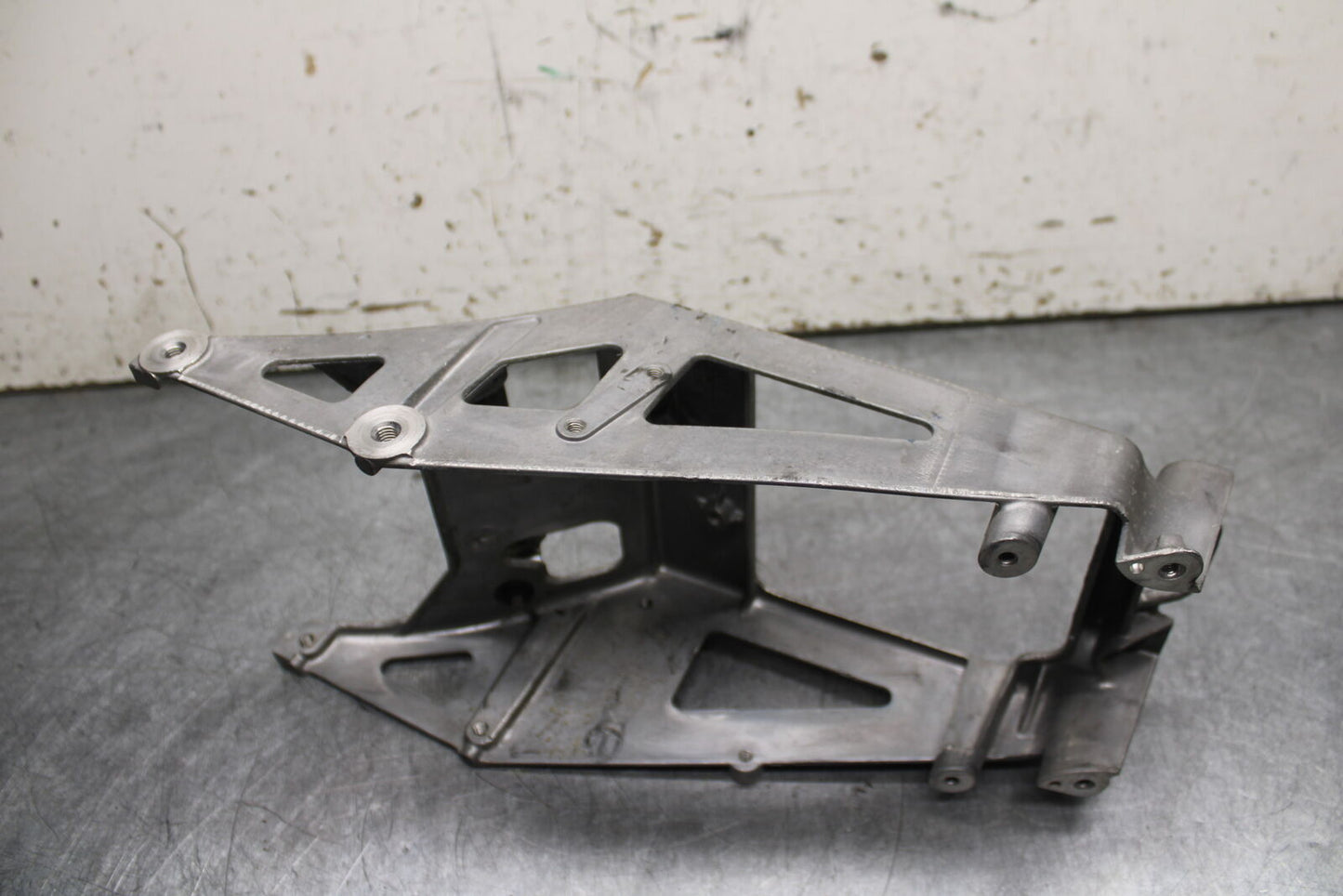 06-07 SUZUKI GSXR 600 REAR BACK TAIL SUBFRAME SUB FRAME BB737