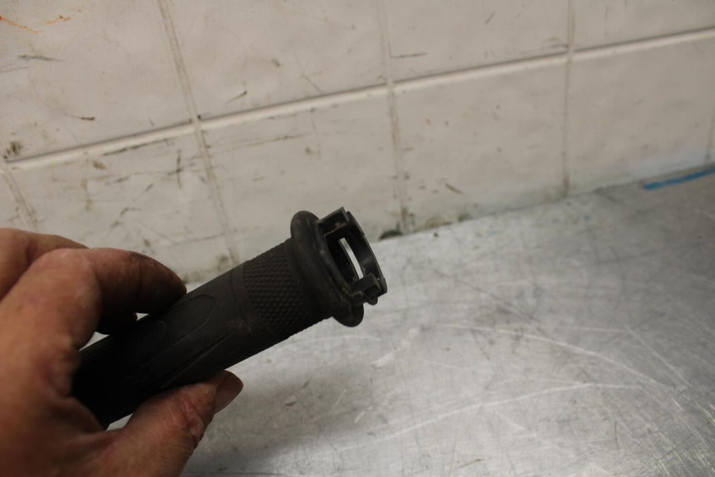 17-21 TRIUMPH STREET TRIPPLE R ABS RIGHT THROTTLE GRIP TUBE bb452