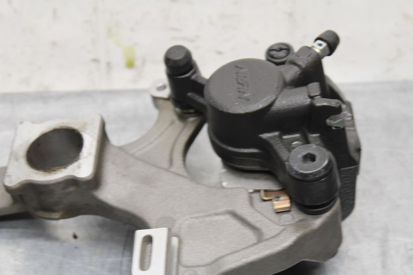 20 SUZUKI GSXR 1000 REAR BACK BRAKE CALIPER W MOUNT BRACKET BB597