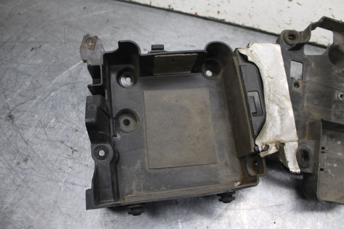 99-00 YAMAHA V STAR 1100 BATTERY TRAY BOX HOLDER BB711
