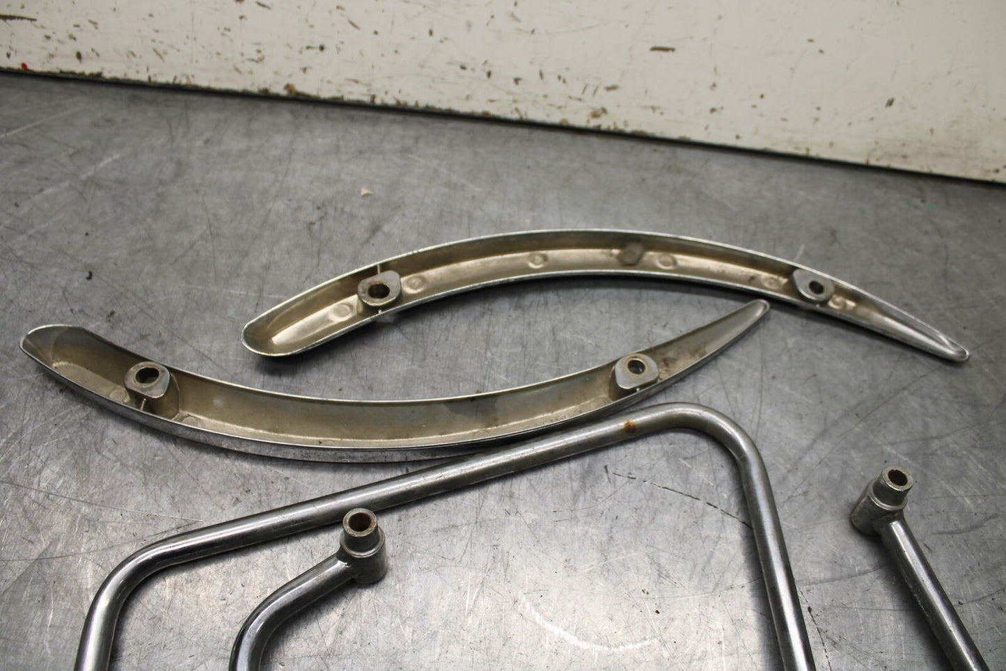 99-00 YAMAHA V STAR 1100 SADDLEBAG CASE MOUNTING BRACKET MOUNT BB711