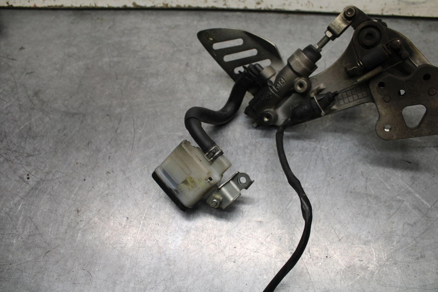 06-07 SUZUKI GSXR 600 RIGHT REARSET REAR SET DRIVER FOOT PEG REST STOP BB737