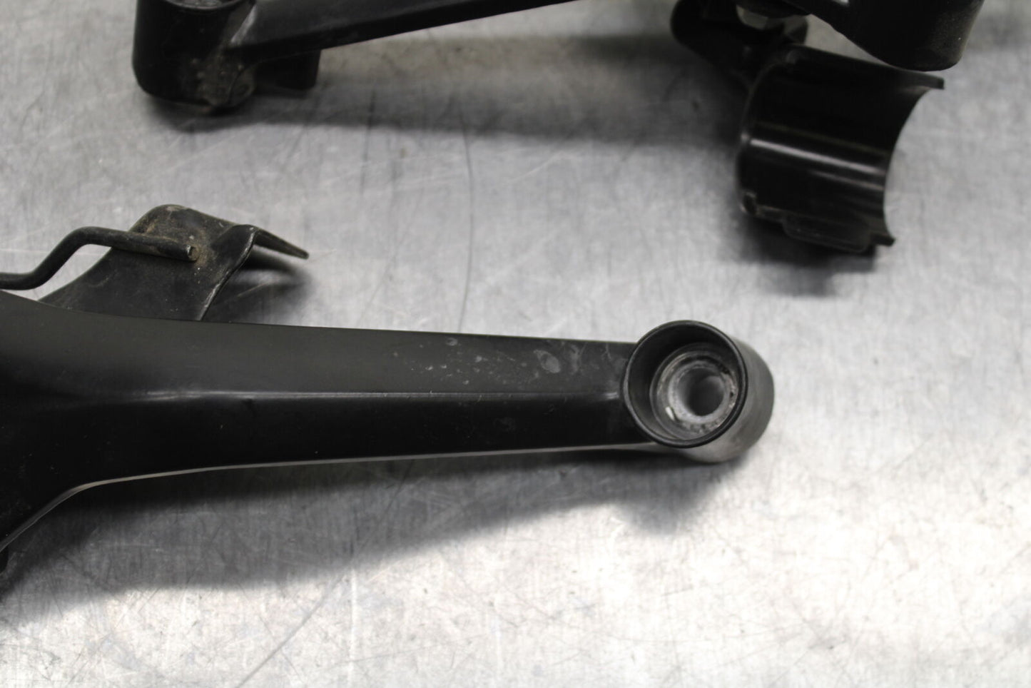 17-24 KTM 390 DUKE ENGINE MOTOR MOUNT STAY BRACKETS BB734