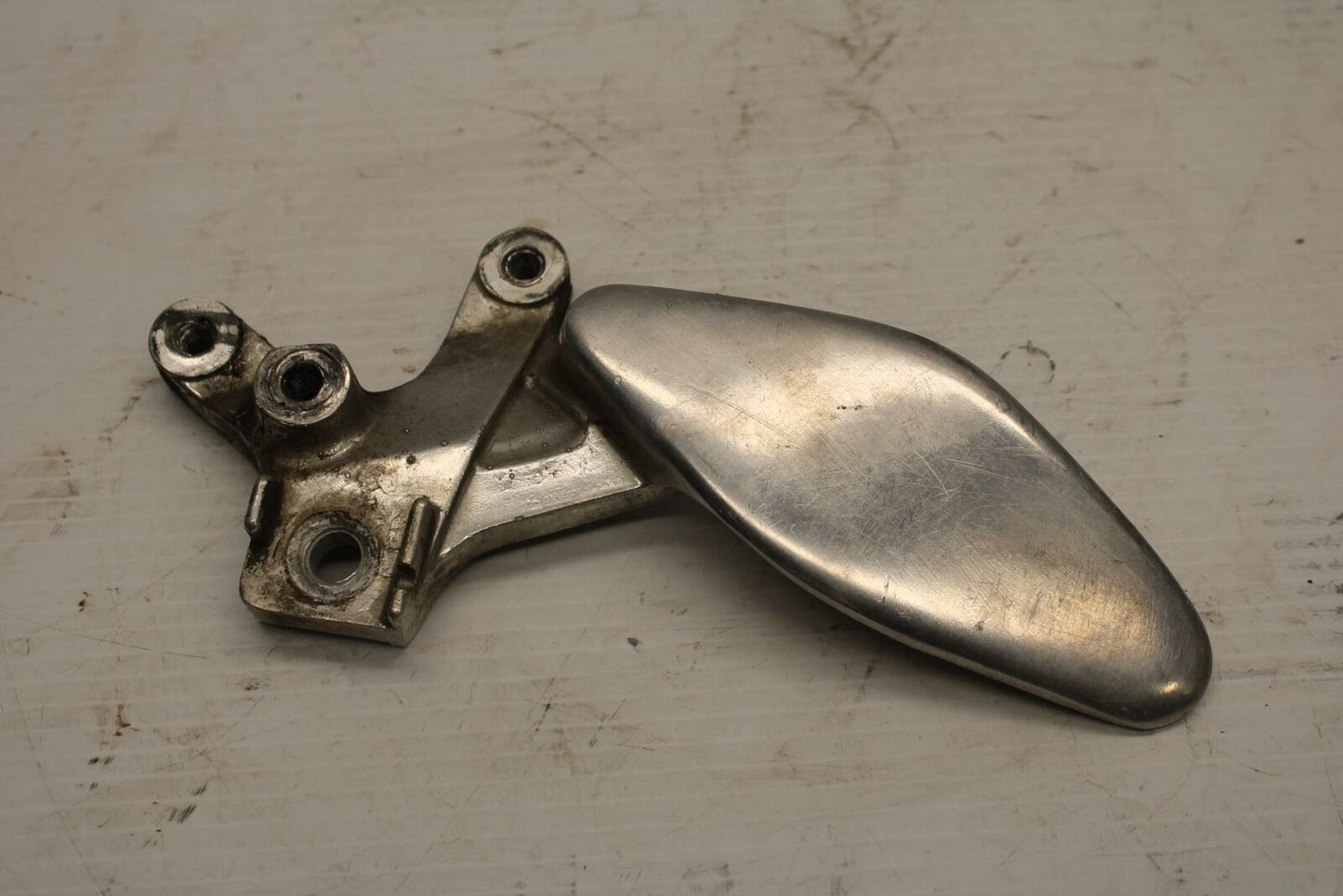 96 YAMAHA YZF750R LEFT REARSET REAR SET DRIVER FOOT PEG BRACKET MOUNT BB237 B