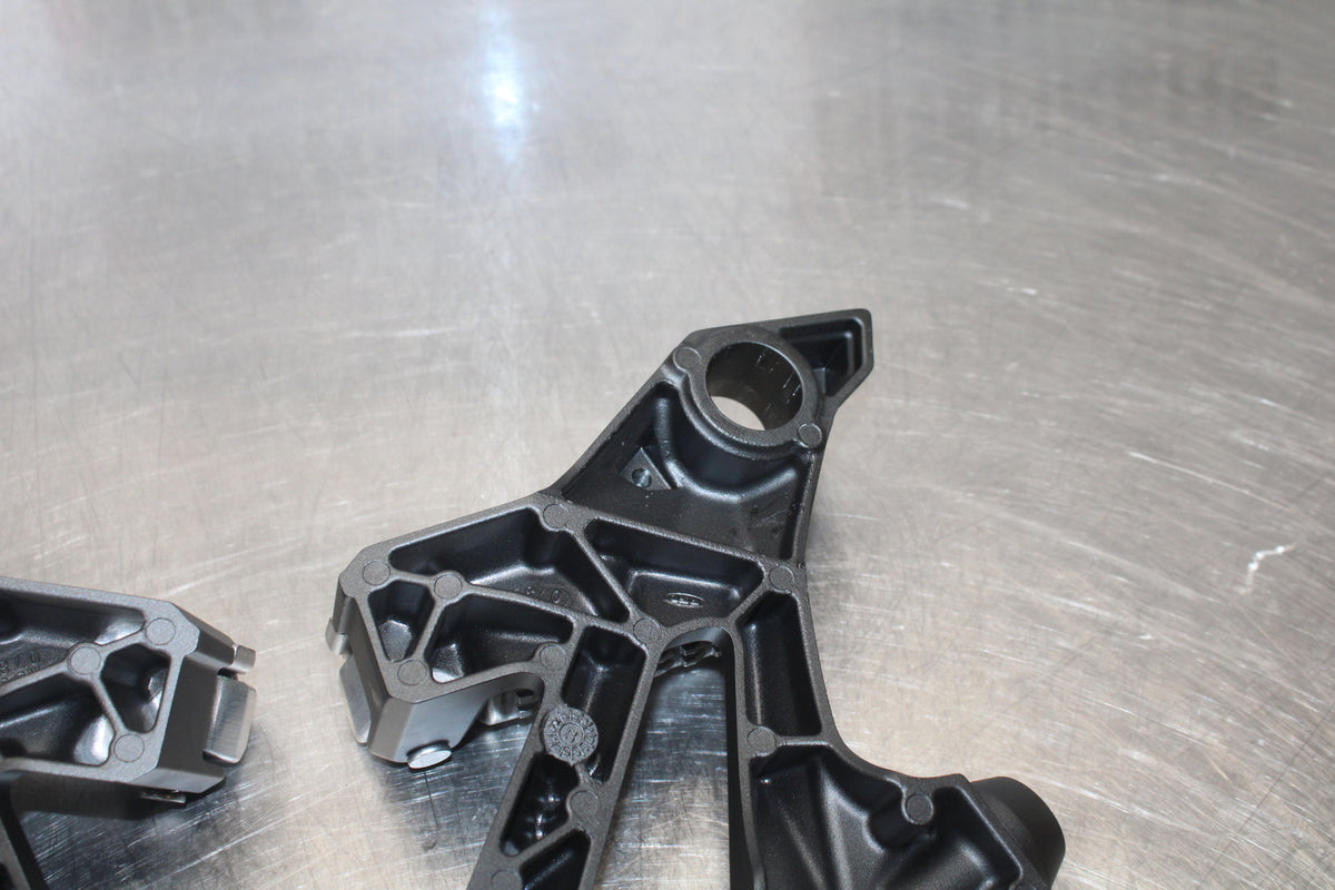 23-24 KAWASAKI NINJA ZX14R REAR BACK PASSENGER PEG SET PAIR BB169