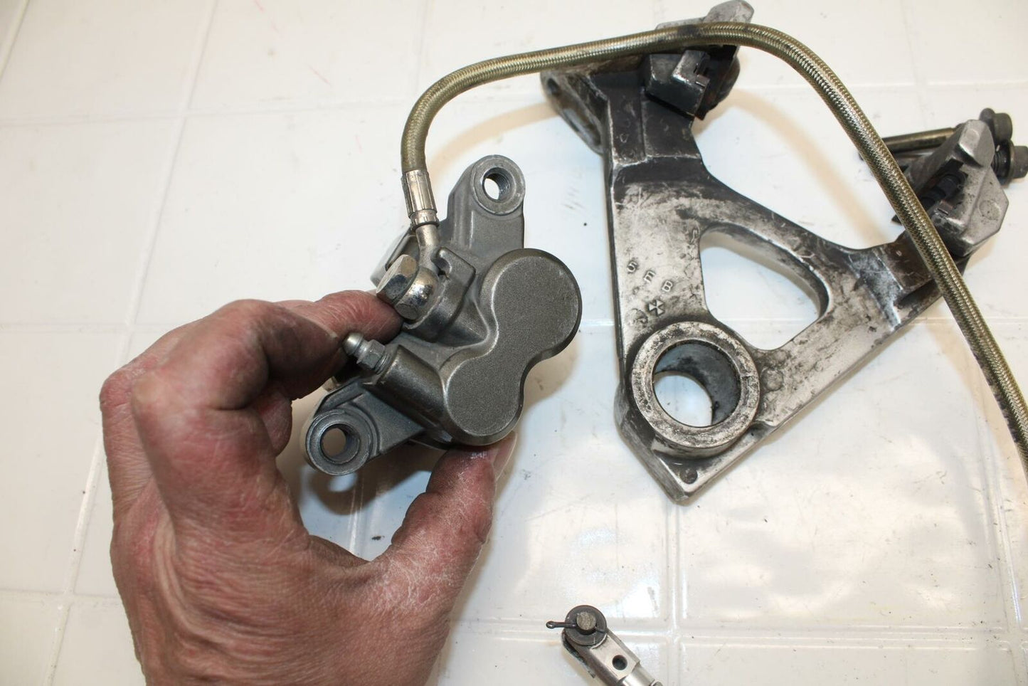 99-00 YAMAHA YZF R6 REAR BRAKE CALIPER BRACKET BREMBO BB04