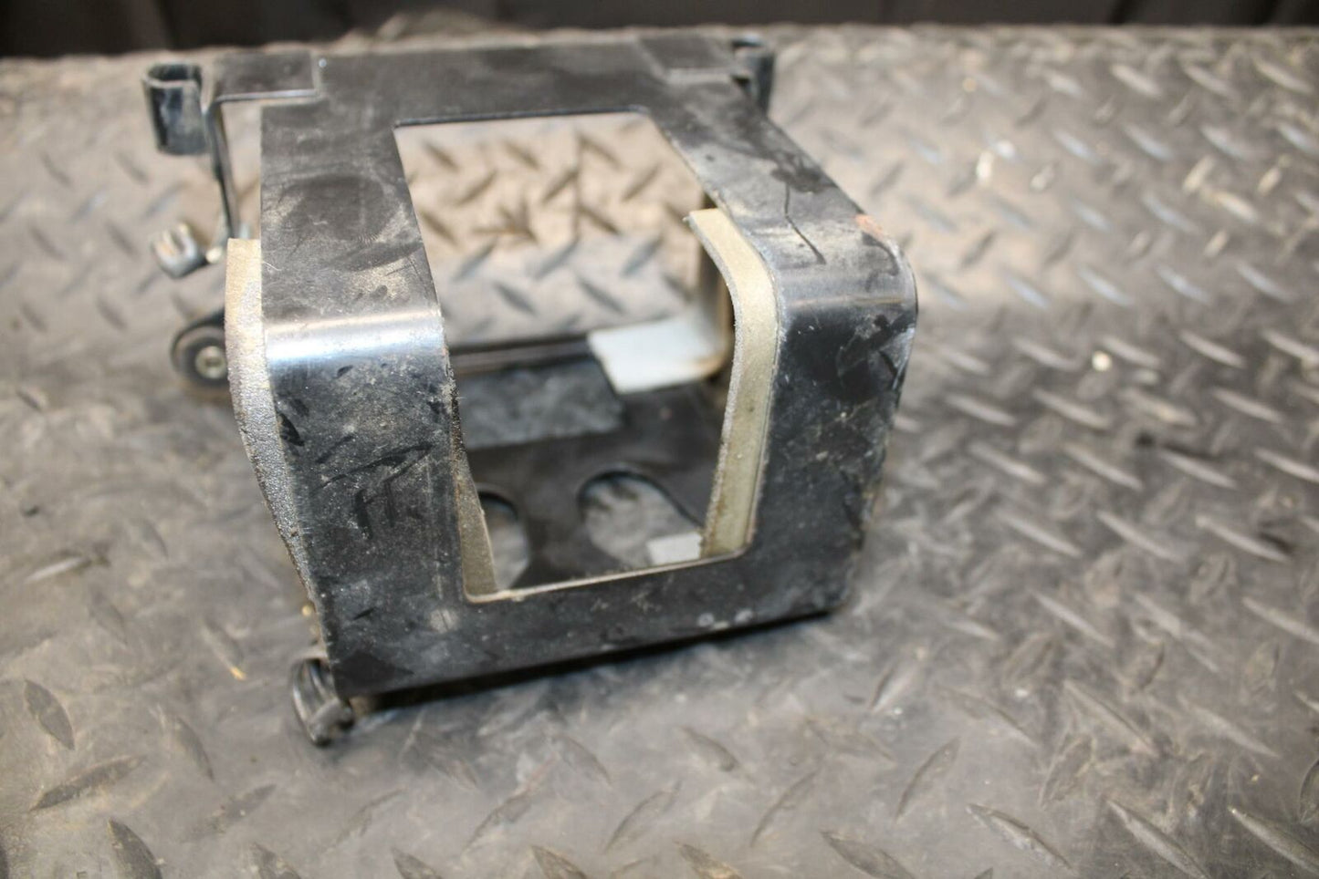 86 SUZUKI GS750ES BATTER TRAY BOX HOLDER BB233