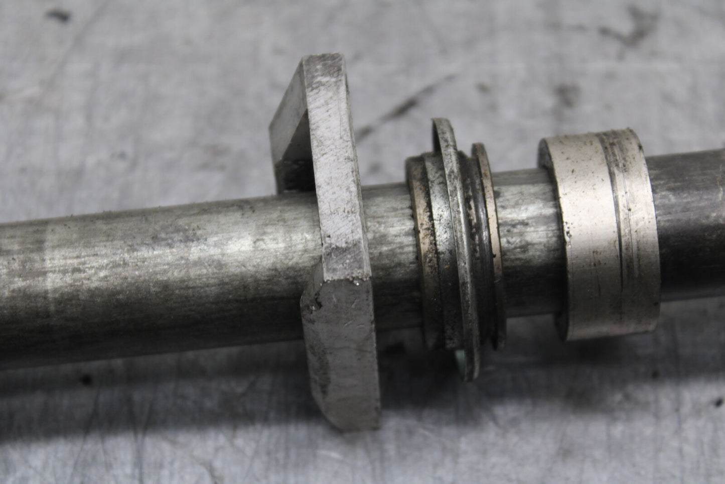 01-03 SUZUKI GSXR600 REAR AXLE BACK WHEEL RIM PIVOT BOLT AXEL BB336