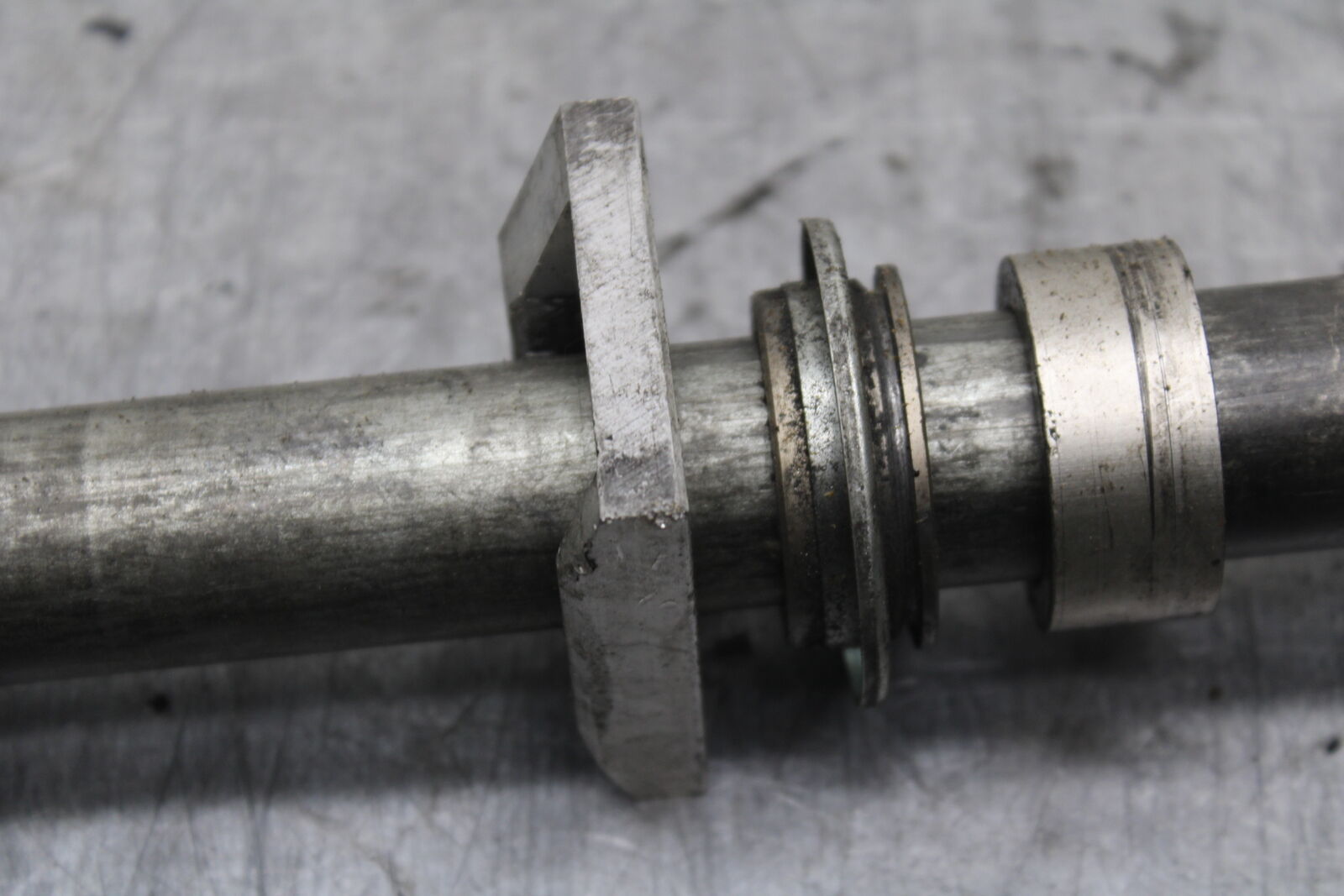 01-03 SUZUKI GSXR600 REAR AXLE BACK WHEEL RIM PIVOT BOLT AXEL BB336